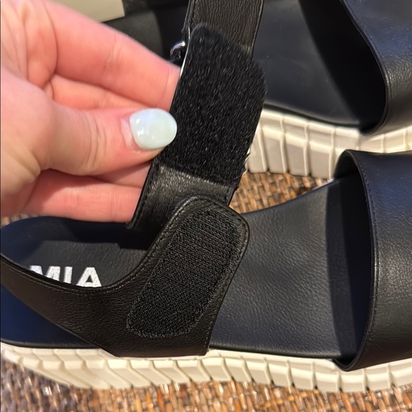 Stylish Black Platform Sandals - Picture 3 of 6